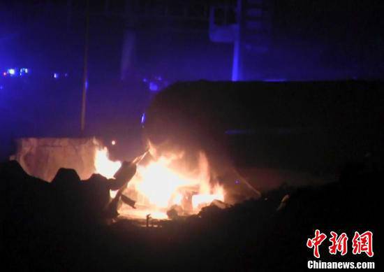 火災(zāi)現(xiàn)場，可以看到一個儲氣罐正在熊熊燃燒。
