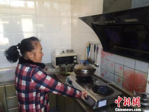 圖為居民用燃氣灶做飯?！±钔ヒ?攝